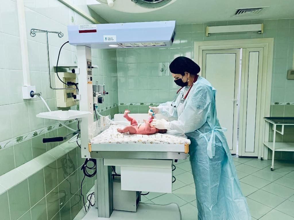 #Цифра_дня С начала года в Краснодарском крае на свет появилось 24 074 малыша, из них 246 двойняшек и 2 тройни. Кубань остаётся лидером по количеству новорожденных после Москвы и Московской области, написала в своём телеграм-канале замгубернатора Анна Минькова. Кстати, в нашем районе с начала года родилось 309 детей, из них две двойни из Новомышастовской и Полтавской. Что любопытно, родители новорожденных чаще отдавали предпочтение таким именам, как: Александр, Артём, Михаил, Мирон, Иван, Тимофей, Екатерина, Милана, Алина. По данным районного отдела ЗАГС, среди редких имен: Аврам, Мирада, Каталина, Забава, Кайя. Голос правды