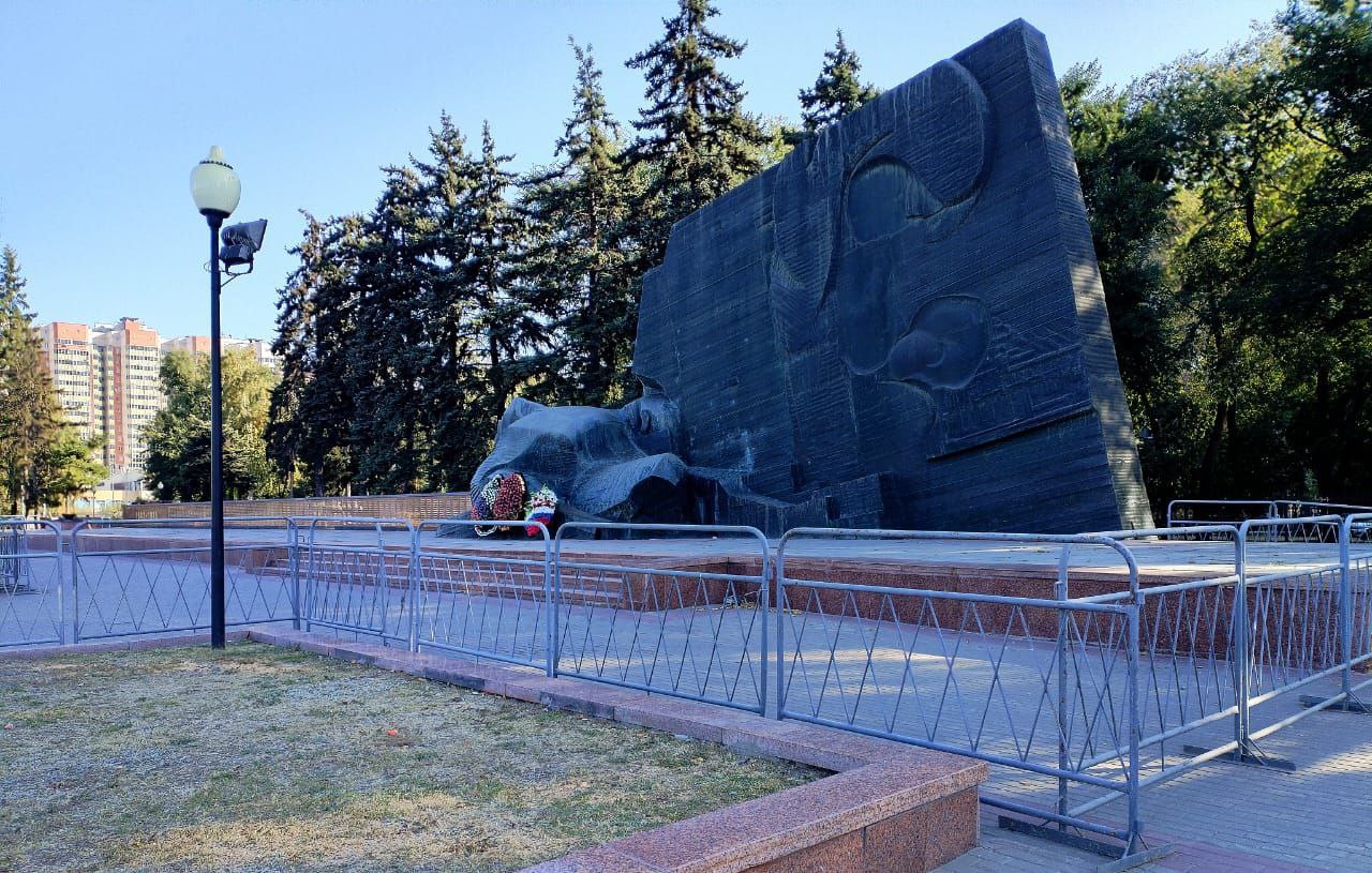 В Воронеже начинается ремонт Памятника Славы  Власти Воронежа проведут ремонт Памятника Славы на Московском проспекте, который не обновлялся уже больше 60 лет. Об этом сообщил в своём телеграм-канале глава города Сергей Петрин в понедельник, 16 сентября.  – Сегодня это самое большое воинское захоронение в Воронеже. Поэтому приведение в порядок мемориального комплекса – актуальная задача, особенно в преддверии 80-летия Победы в Великой Отечественной войне, – отметил мэр Воронежа.