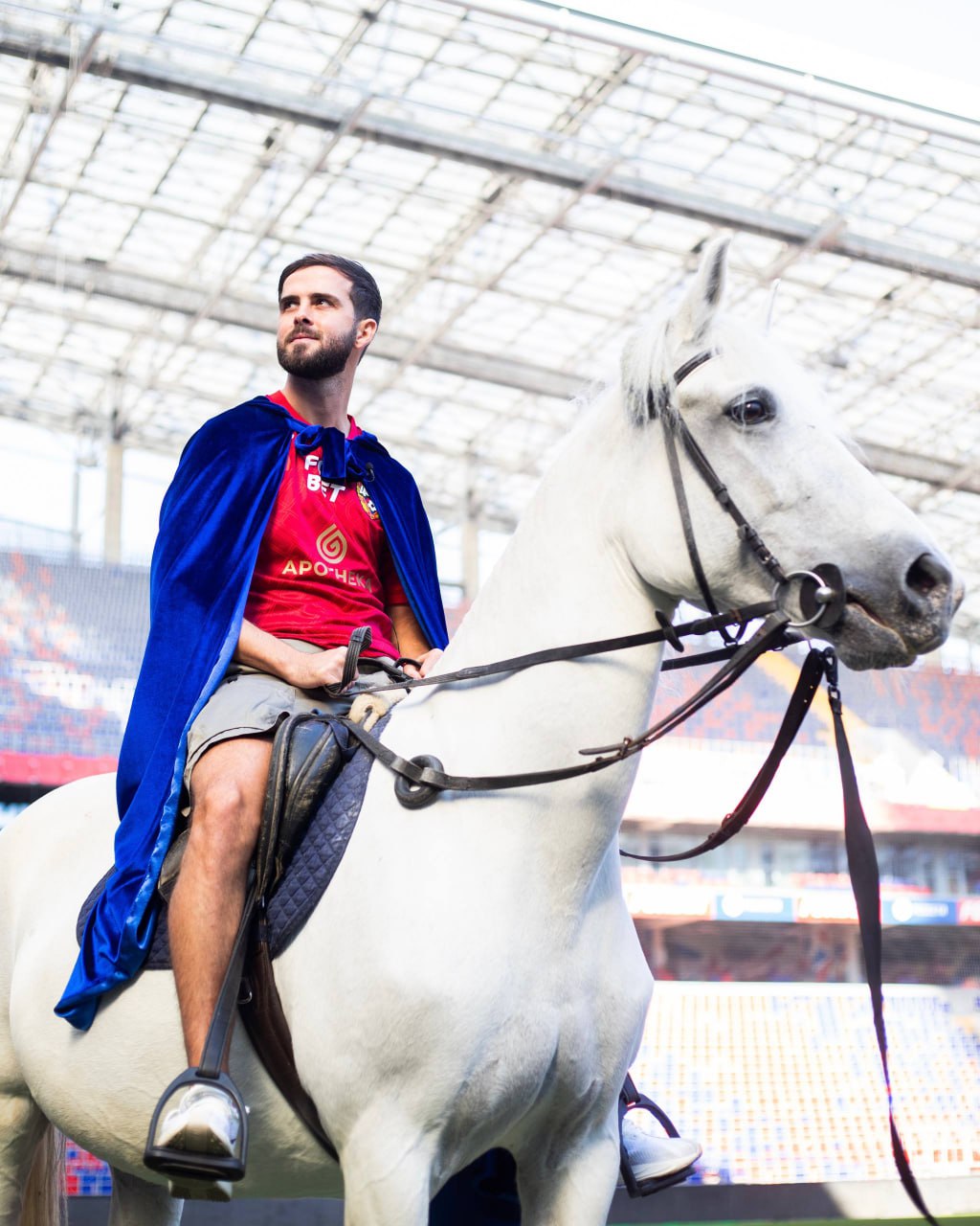 Игравший в ЦСКА экс звезда Ювентуса объявил о завершении карьеры Бывший полузащитник ЦСКА и сборной Боснии и Герцеговины Миралем Пьянич объявил о завершении профессиональной карьеры в возрасте 35 лет Об этом сообщает Tuttosport Я больше не буду играть Я завершил карьеру Сейчас я живу в Дубае и больше не являюсь футболистом я отец своего маленького сына и он для меня в приоритете сказал Пьянич Карьера боснийского хавбека продолжалась 18 лет Начав выступления во Франции за Мец и Лион он получил известность в итальянской Роме куда перешел в 2011 году С 2016 по 2020 год Пьянич выступал за туринский Ювентус выиграв четыре чемпионских титула и дважды став обладателем Кубка Италии Также он выступал за Барселону Бешикташ и Шарджу из ОАЭ Его последним клубом стал московский ЦСКА в котором он играл в сезоне 2024 25 и завоевал Кубка России За сборную Пьянич провел 115 матчей в которых забил 17 мячей и отдал 29 голевых передач ЦСКА Подписаться на РБК Спорт