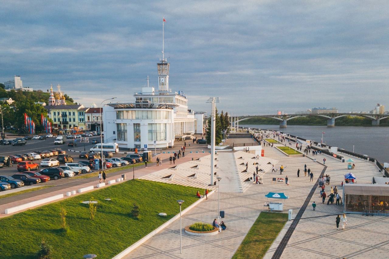 Нижний станет еще красивее !  Правительство Нижегородской области планирует построить две новые набережные — на Гребном канале и вдоль Оки — общей стоимостью 13,4 млрд рублей.   На укрепление левого берега Оки от Канавинского моста до затона яхт-клуба потратят 8,45 млрд рублей. На укрепление набережной Гребного канала выделят почти 5 млрд рублей.  Подпишись \ Предложи новость