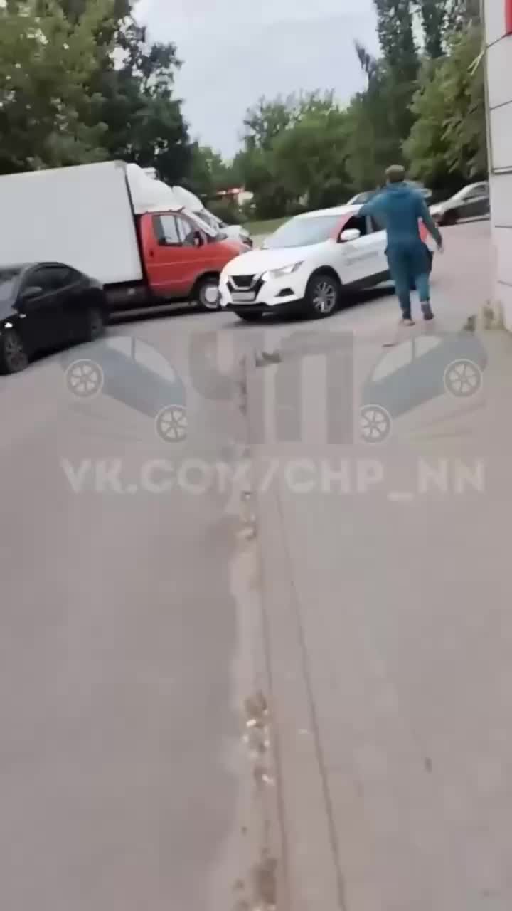 ДТП в Краснооктябрьском районе: пьяный водитель и его спутница пытаются скрыть следы