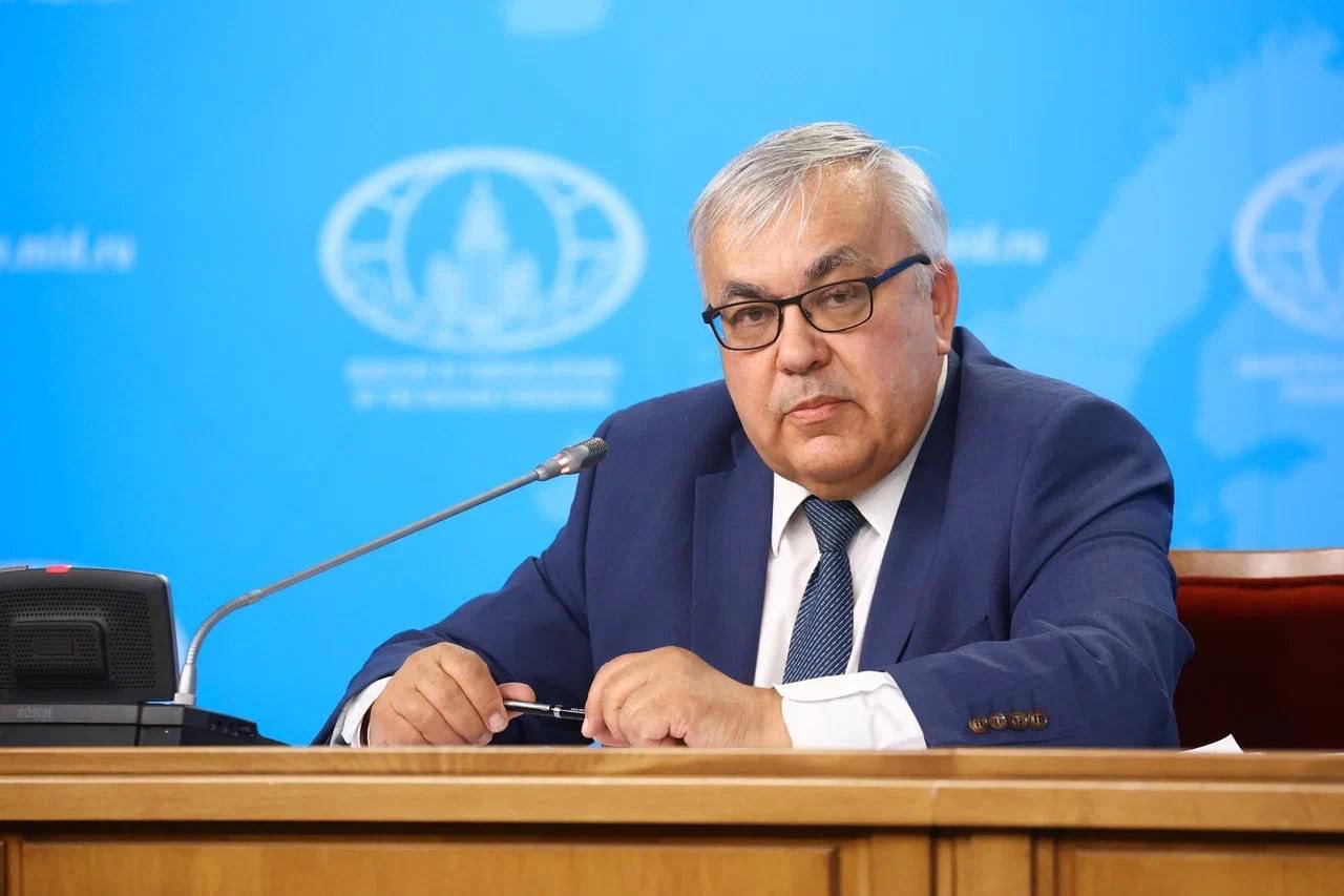 11 июля в Женеве состоялся заключительный раунд консультаций российской межведомственной делегации во главе с заместителем Министра иностранных дел Российской Федерации С.В.Вершининым с Генсекретарем Конференции ООН по торговле и развитию ЮНКТАД Р.Гринспан и экспертами ООН по двустороннему Меморандуму о нормализации отечественного сельхозэкспорта. Соглашение было заключено 22 июля 2022 года в Стамбуле сроком на три года, его дальнейшее продление не предусматривалось. Главная цель состояла в том, чтобы «содействовать обеспечению транспарентных и беспрепятственных поставок российских продовольствия и удобрений на мировые рынки, в частности, путем устранения препятствий в сферах финансов, страхования и логистики, а также с учётом острых нужд глобальной продовольственной безопасности». В рамках совместных усилий по реализации Меморандума Россия — ООН были проработаны пять системных задач: • переподключение профильного «Россельхозбанка» к системе платежей SWIFT; • налаживание транспортной логистики и страхования; • возобновление закупок запчастей; • реанимирование аммиакопровода «Тольятти-Одесса»; • «разморозка» зарубежных активов российских компаний. Ввиду деструктивной линии западных столиц, прежде всего, Евросоюза, по наращиванию незаконных односторонних санкций против России, ни одна из указанных задач не была до конца решена. Вместе с тем динамика экспортных поставок российских удобрений и продовольствия была сохранена, что оказало позитивное воздействие на стабилизацию цен на мировых рынках и преодоление кризисных явлений, что имеет первостепенное значение для стран Глобального Юга. На повестке дня остаётся ряд перспективных тем, в том числе создание специального банковского канала расчётов за российский сельхозэкспорт и завершение инициативы о безвозмездной передаче отечественных удобрений нуждающимся странам. Взаимодействие по этим и другим востребованным в интересах глобальной продовольственной безопасности сюжетам может быть продолжено и после формального окончания срока действия Меморандума Россия — ООН 22 июля 2025 года. #ПродовольственнаяБезопасность