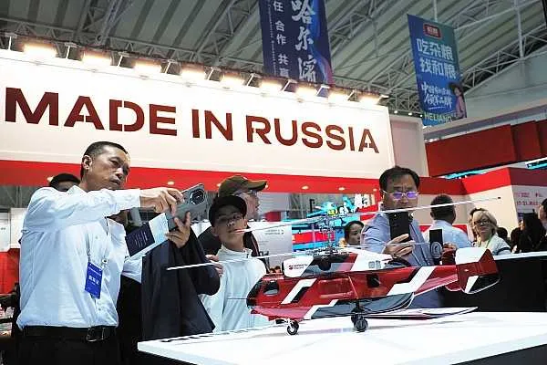Вертолеты России представляют импортозамещенный Ми 171А3 на выставке в Китае Холдинг Вертолеты России Госкорпорации Ростех презентовал в рамках российско китайской конференции на Х Российско Китайском ЭКСПО в Харбине импортозамещенную версию многоцелевого вертолета Ми 171А3 Машина является глубокой модификацией самого массового двухдвигательного вертолета в истории авиации Ми 8 и предназначена для перевозки грузов пассажиров офшорных операций поисково спасательных работ Об этом сообщает AVIA RU Также в рамках выставки на стенде Ростеха представлена модель модернизированного пожарно спасательного Ка 32А11М и многоцелевого Ми 171А2 Обе машины имеют сертификаты позволяющие эксплуатировать их на территории КНР aviaru net n295708 Оставайся в информационном потоке подпишись на наш канал в MAX