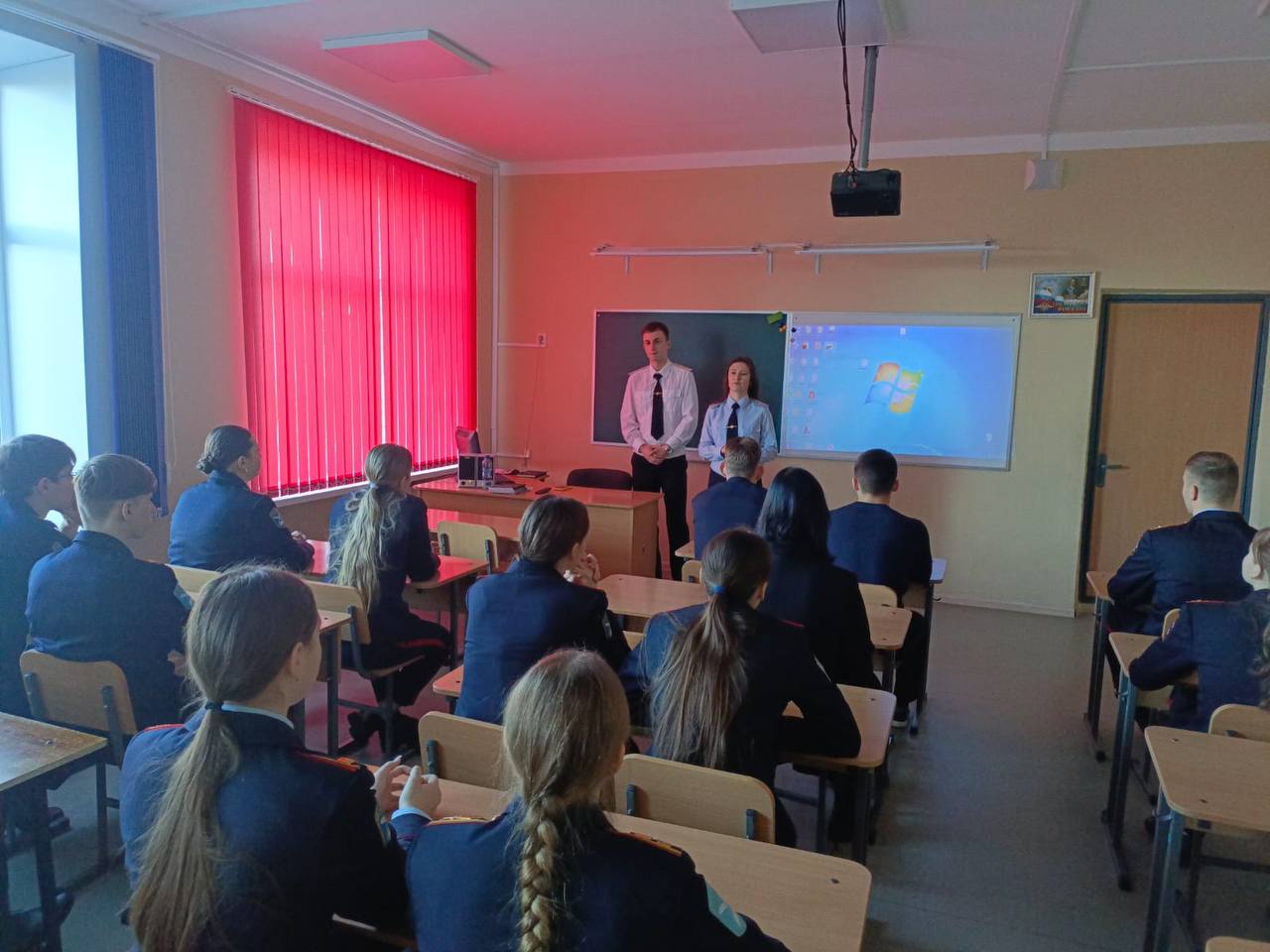 В образовательных организациях Медведевского района прошли профориентационные мероприятия для школьников 10 11 классов  Сотрудник кадрового подразделения МО МВД России Медведевский Полина Глушкова совместно с выпускниками ведомственных ВУЗов МВД посетили образовательные организации п Медведево с целью проведения профессионально ориентационной работы с учащимися В мероприятии приняли участие старшеклассники Медведевской средней общеобразовательной школы 2 и кадеты Медведевской средней общеобразовательной школы 3  В ходе встречи сотрудник полиции рассказала о работе сотрудников полиции о возможности поступления в специализированные учебные заведения МВД России В свою очередь выпускники поговорили с учащимися и рассказали как проходят обучение в вузах системы МВД России и в чем отличие данного вуза от других МВД12 МВДпоРМЭ ПолицияМарийЭл полициярмэ