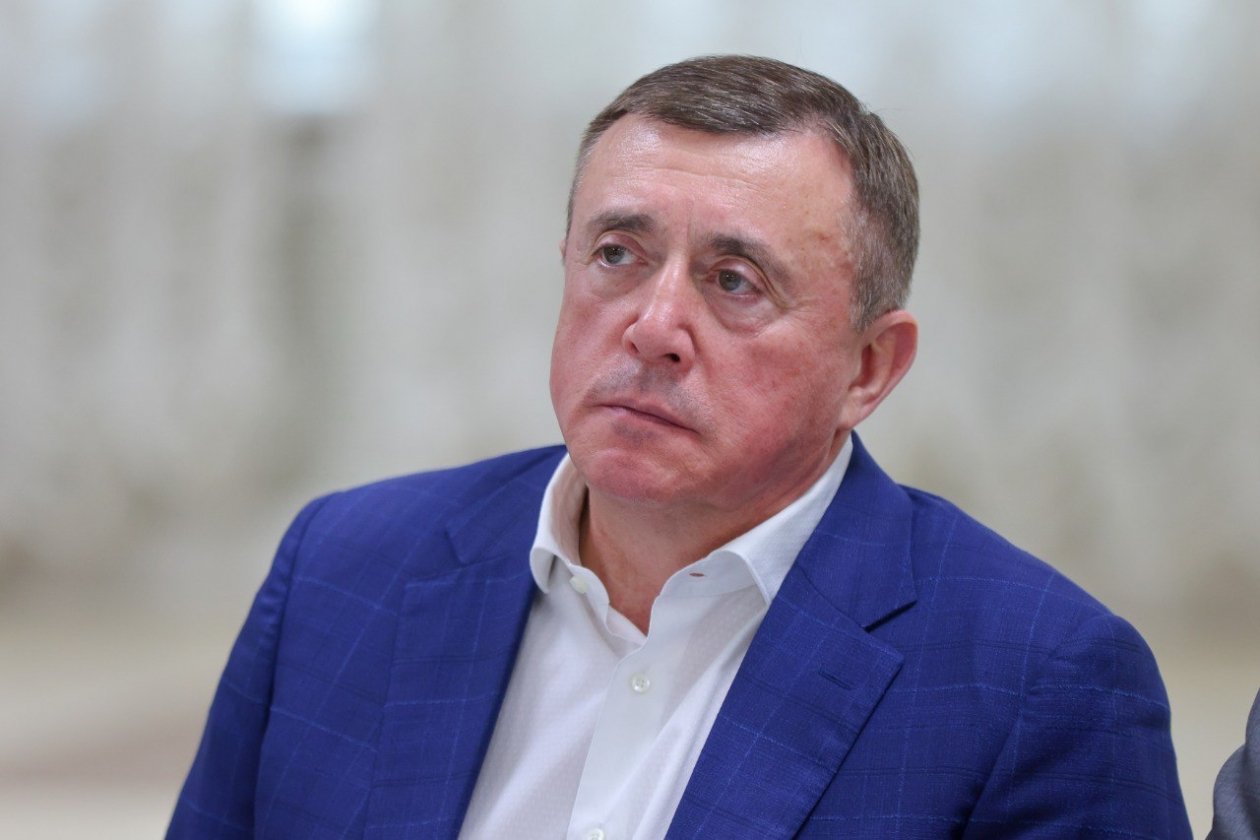 Валерий Лимаренко встретится с жителями Холмского района 20 января Встреча 0 состоится в 14 00 в Центральном районном доме культуры Холмска на улице Морская 14 Приглашаются все желающие Там же с 13 00 до 14 00 руководители региональных органов исполнительной власти и сотрудники районной администрации проведут личный прием граждан 0 В ходе рабочей поездки глава региона посетит объекты энергетики здравоохранения и культуры а также проверит ход строительства социально значимых и дорожных объектов Афиша Фото ПСО   SakhalinMedia в       подпишись 18