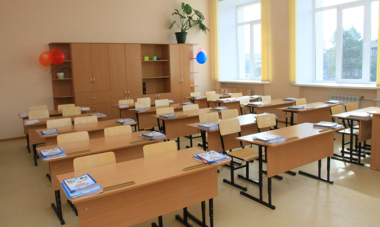 Мэр Кудрявцев: к 1 сентября завершат капремонт 16 школ в Новосибирске В этом году в Новосибирске капитально отремонтируют 21 общеобразовательную школу, что позволит дополнительно организовать в них 2000 мест для учеников. Об этом мэр Максим Кудрявцев сообщил сегодня на оперативном совещании в областном правительстве. По словам главы города, подготовка образовательных учреждений к учебному году вышла на финальный этап. 1 сентября примет учеников новая школа №222 в Стрижах. Её строительная готовность — 100%. Сейчас организация проходит лицензирование. «Школа рассчитана на 825 мест, уже подано 1200 заявлений. Будем работать в две смены. Учреждение разгрузит школу №51, которая находится поблизости», — отметил Максим Кудрявцев. Мэр добавил, что на прошлой неделе приняли новый корпус школы №19 на Зыряновской, где будут учиться начальные классы. Также капитальный ремонт планируют завершить ещё в 20 образовательных организациях. Из них 16 сдадут к 1 сентября, ещё четыре — в ноябре.