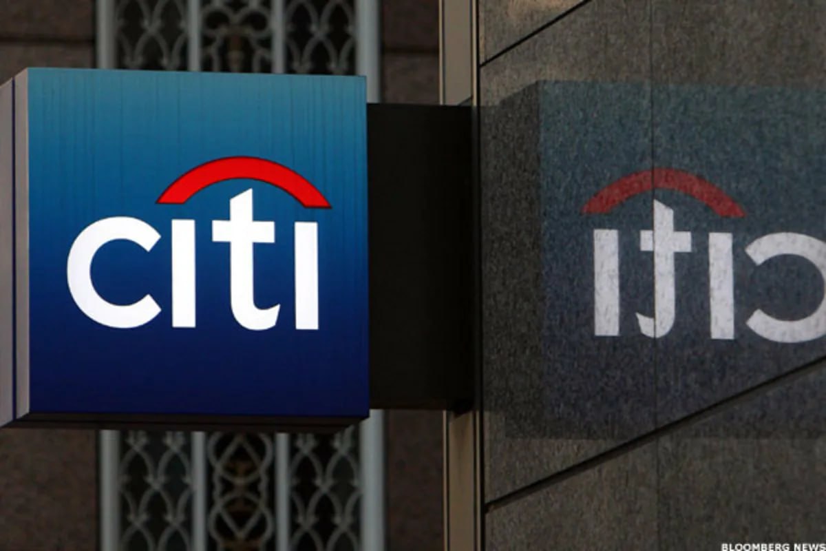 Citigroup опубликовала результаты за четвёртый квартал которые превзошли ожидания поскольку кредитор выделил меньше средств на проблемные кредиты чем прогнозировали аналитики C Компания сообщила что чистая прибыль снизилась на 13 по сравнению с предыдущим годом и составила 2 47 млрд долларов или 1 19 доллара на акцию из за убытка в размере 1 1 млрд долларов после уплаты налогов связанного с планом по продаже российских активов Citigroup Компания намерена достичь целевого показателя доходности не менее 10 в 2026 году и подготовить банк к повышению доходности выше этого уровня в ближайшие годы заявила генеральный директор Джейн Фрейзер в отчёте о доходах jkinvest news jkinvest