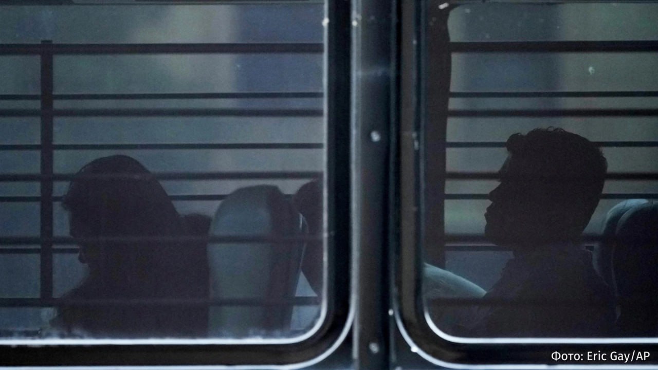 Администрация Трампа планирует ускорить депортацию нелегальных иммигрантов С этой целью будут построены 7 крупных и 16 меньших центров принудительного содержания сообщает The Washington Post cо ссылкой на документы миграционной полиции США ICE План включает реконструкцию промышленных центров для одновременного содержания более 80 тысяч иммигрантов Задержанные будут помещены в пункты обработки на несколько недель а затем их направят в один из семи крупных центров вместимостью от 5 до 10 тысяч человек откуда их будут депортировать Большие складские помещения будут расположены вблизи основных логистических центров в нескольких штатах включая Вирджинию Техас Луизиану Аризону Джорджию и Миссури  Напомним Республиканская партия выступает за ужесточение миграционного законодательства С начала второго президентского срока Дональда Трампа из страны было депортировано более 500 тысяч нелегальных мигрантов а еще 1 6 млн покинули страну сами IZ RU в Telegram в MAX