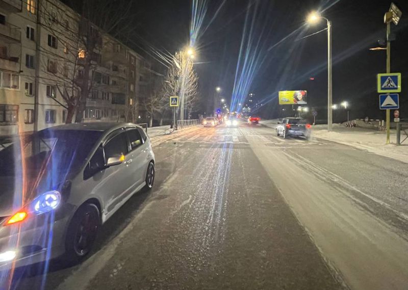 В Улан-Удэ снова сбили двух подростков  Наезд сразу на двух юных пешеходов случился в воскресенье около 7 часов вечера на улице Мокрова в Улан-Удэ. Как сообщили в ГИБДД Бурятии, 22-летний водитель «Хонды Фит» на пешеходном переходе сбил 15-летних школьников.  #Бурятия  Подробности в «Номер один»       Сообщить нам свою новость можно по кнопке:       Письмо в редакцию