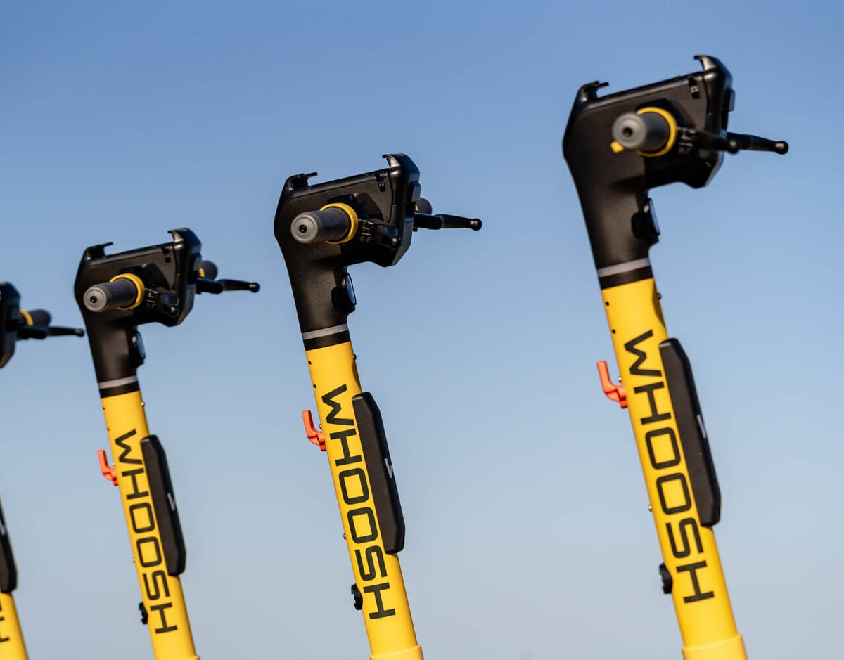 Общее количество поездок пользователей Whoosh за 2025 год снизилось на 7 WUSH Количество поездок на самокатах и велосипедах Whoosh по итогам 2025 года составило 138 8 млн снизившись на 7 по сравнению с прошлым годом Аудитория Whoosh выросла на 22 и достигла 33 7 млн аккаунтов Количество поездок на одного активного пользователя снизилось на 4 и составило 19 2 поездок В странах Латинской Америки количество поездок поездок выросло в 2 раза до 11 7 млн Аудитория на 89 до 4 млн аккаунтов Количество поездок на активного пользователя увеличилось на 22 и составило 7 7 поездки jkinvest news jkinvest