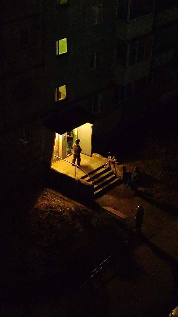 СМИ угрожавшего взорвать дом задержали Ранее неоднократно судимый 52 летний гражданин по имени Азат забаррикадировался в квартире которую взяли штурмом Уговаривать неадеквата сдаться и отпустить заложников приезжала его мать Предварительно причиной угроз со стороны мужчины стало подозрение жены в неверности НМШ