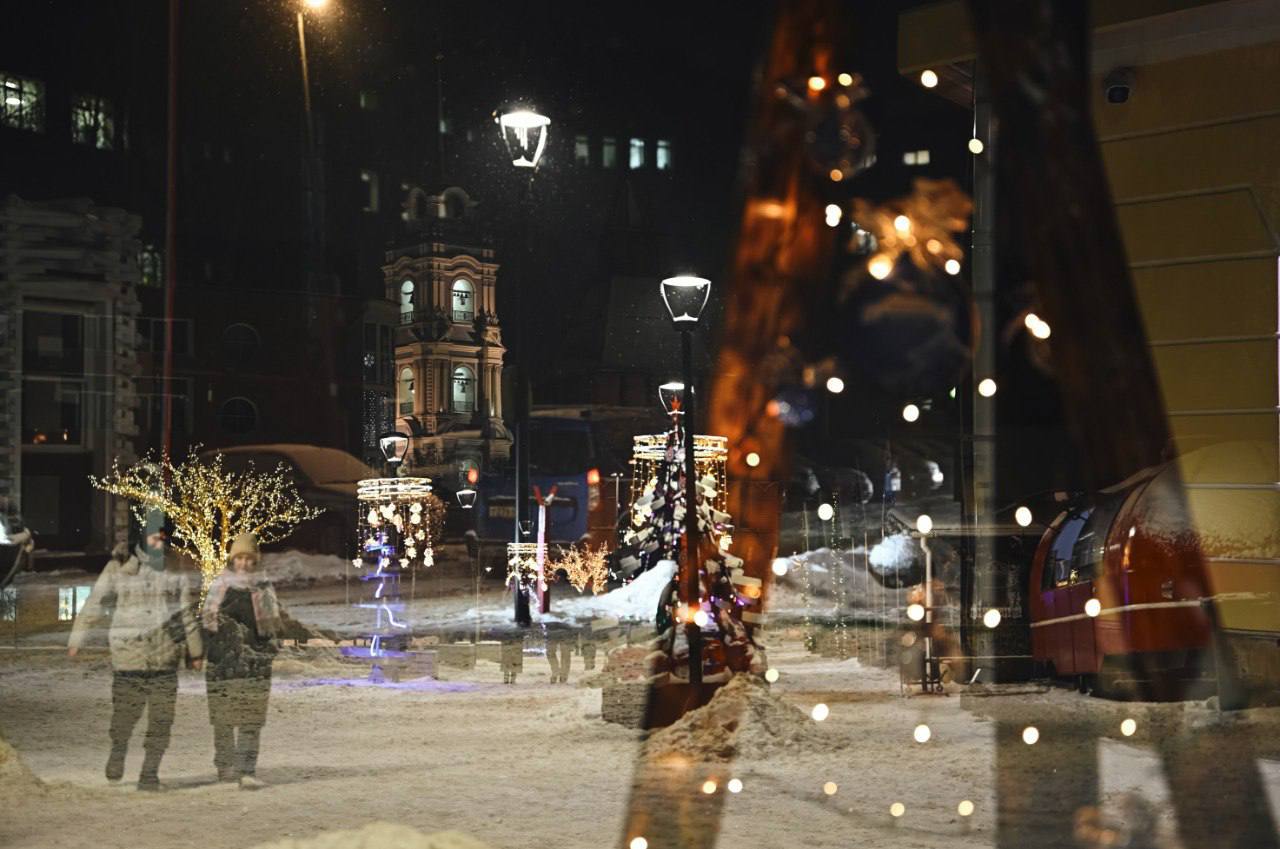 ВфокусеНАЦПРОЕКТЫ Тульская область в числе лидеров рейтинга устойчивого развития туризма в России Сегодня состоялась состоялась презентация первого в России Зеленого рейтинга устойчивого развития туризма Тульская область вошла в число топ 10 регионов страны по оценке инициатора исследования российской туристической платформы Погнали экспертов Международного аналитического центра устойчивого развития туризма ВШУ РУДН научно образовательного консорциума Устойчивый туризм В Центральном федеральном округе безусловным лидером по итогам исследования является Москва существенно опережающая другие регионы по значению интегрального показателя Вторую позицию делят Тульская и Московская области демонстрируя сопоставимые значения индекса Для обоих регионов характерно сочетание развитого культурно познавательного туризма и применение экологических и социальных инициатив Укрепление репутации Тульской области как гостеприимного края обеспечивающего качественный и безопасный отдых один из приоритетов развития отрасли туризма региона Для этого внедряются пилотные проекты и осваиваются успешные практики устойчивого развития сферы туризма применяются инструменты федеральной поддержки в рамках нацпроекта Туризм и гостеприимство Проект реализован при поддержке Комитета Государственной Думы РФ по туризму и развитию туристической инфраструктуры Евразийского рейтингового агентства Русского географического общества Общенационального союза индустрии гостеприимства Национального конгресс бюро Подписывайтесь на мой канал в MAX