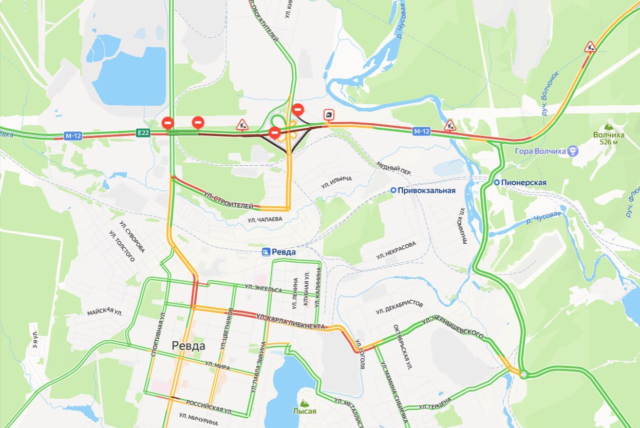 Трассу М-12 у Ревды полностью перекрыли  Произошло это из-за ДТП на 318-м километре  возле Ревды , сообщает ФКУ «Уралуправтодор». В телеграм-канале ведомства порекомендовали объезжать перекрытый участок через Ревду  правда, сейчас уже удалили этот пост .  Напомним, трассу М-12 до Екатеринбурга, в том числе вошедший в неё участок бывшей трассы Р-242 обещали открыть до конца 2024 года, однако недавно официально сдвинули сроки на 2025 год. От пробок в районе Ревды, где дорогу расширяют с двух до четырёх полос, водители страдают уже более полутора лет.