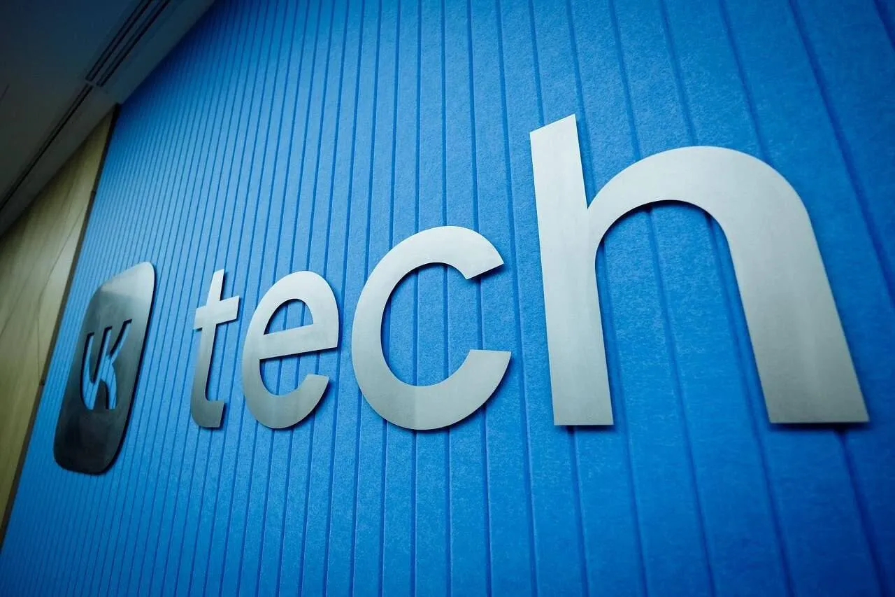 VK Tech нарастила выручку Технологическая вертикаль ВК компания VK Tech опубликовала неаудированные финансовые результаты за I квартал 2026 года И они достаточно позитивные   Выручка VK Tech выросла на 58 9 год к году до 4 3 млрд руб   Рекуррентная выручка выросла и вовсе на 84 7 и составила 3 7 млрд руб Это связано с увеличением клиентской базы использующей сервисы по модели On Cloud и ростом выручки от технической поддержки в рамках модели поставки On Premise   Скорректированная EBITDA составила 280 млн руб   Если говорить про направления то наиболее динамичный рост показали сервисы продуктивности VK WorkSpace х2 3 год к году до 1 9 млрд руб и дата сервисы 58 0 год к году до 318 млн руб   Направление Облачная платформа также продемонстрировало рост 19 год к году до 1 5 млрд руб   Появившееся в начале года направление ИИ решения показало выручку в 185 млн руб СофтТех в Telegram в MAX
