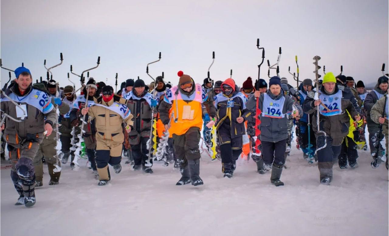 Более 200 команд готовятся принять участие в XV юбилейном фестивале любительской зимней рыбалки Сахалинский лед Соревнования по подледному лову наваги пройдут 21 февраля 2026 года на реке Найба Регистрация команд участников продолжается Организаторами фестиваля выступают Правительство Сахалинской области Федеральное агентство по рыболовству и Министерство по рыболовству Сахалинской области Активное содействие в проведении мероприятия оказывает Ассоциация рыбопромышленных предприятий Сахалинской области В этом году пройдут личные и командные состязания готовятся конкурсы и мастер классы запланирован парад участников и групп поддержки созданы условия для участия в состязаниях людей с ограниченными возможностями колясочники слабовидящие Важно Президент России объявил 2026 год Годом единства народов России Участники фестиваля представят многонациональную кухню региона готовится культурно развлекательная программа Заявки на участие подали более 200 команд в числе которых рыбаки из из Республики Адыгея Республики Калмыкия Иркутской области Москвы и других регионов Фестиваль Сахалинский лед проходит под эгидой здорового образа жизни бережного отношения к природе и любви к Родине а также способствует популяризации любительского и спортивного рыболовства
