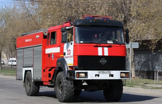 С начала года в Магнитогорске зафиксировано 497 пожаров   В целях профилактики возгораний и гибели людей управление гражданской защиты населения администрации города напоминает: - важно соблюдать правила пожарной безопасности и знать алгоритм действий в случае возгорания; - нельзя оставлять электроприборы без присмотра во включенном состоянии; - детям запрещено играть со спичками, поджигать какие-либо предметы; - работы по установке и ремонту электропроводки следует доверять только профессионалам; - нельзя курить в постели и в местах, не оборудованных для этого; - не следует захламлять балконы горючим мусором, старой мебелью и вещами.  В городе еженедельно осуществляются рейды по информированию населения о правилах пожарной безопасности.  Причиной гибели большинства людей при пожаре был и остается дым. Самый удобный и эффективный инструмент предупреждения о пожаре - автономный пожарный извещатель. Его наличие в жилом помещении позволит своевременно оповестить о возникновении пожара, тем самым обезопасить себя и своих родных, а также оперативно реагировать на ситуацию, своевременно принимать меры по тушению пожара, спасению людей и материальных ценностей.  В эти дни, с 22 по 24 июля, по данным Челябинского ЦГМС отдельных районах Челябинской области сохраняется высокая пожарная опасность  4 класс горимости леса по региональной шкале . Поэтому, выезжая на природу, необходимо воздержаться от разведения открытого огня. В жаркую и ветренную погоду пламя распространяется быстро и бесконтрольно. А на территории Республики Башкортостан в настоящий момент действует особый противопожарный режим.   В случае возникновения пожара незамедлительно звоните по телефону «01», с мобильного - «101» или по единому номеру экстренного вызова оперативных служб «112».