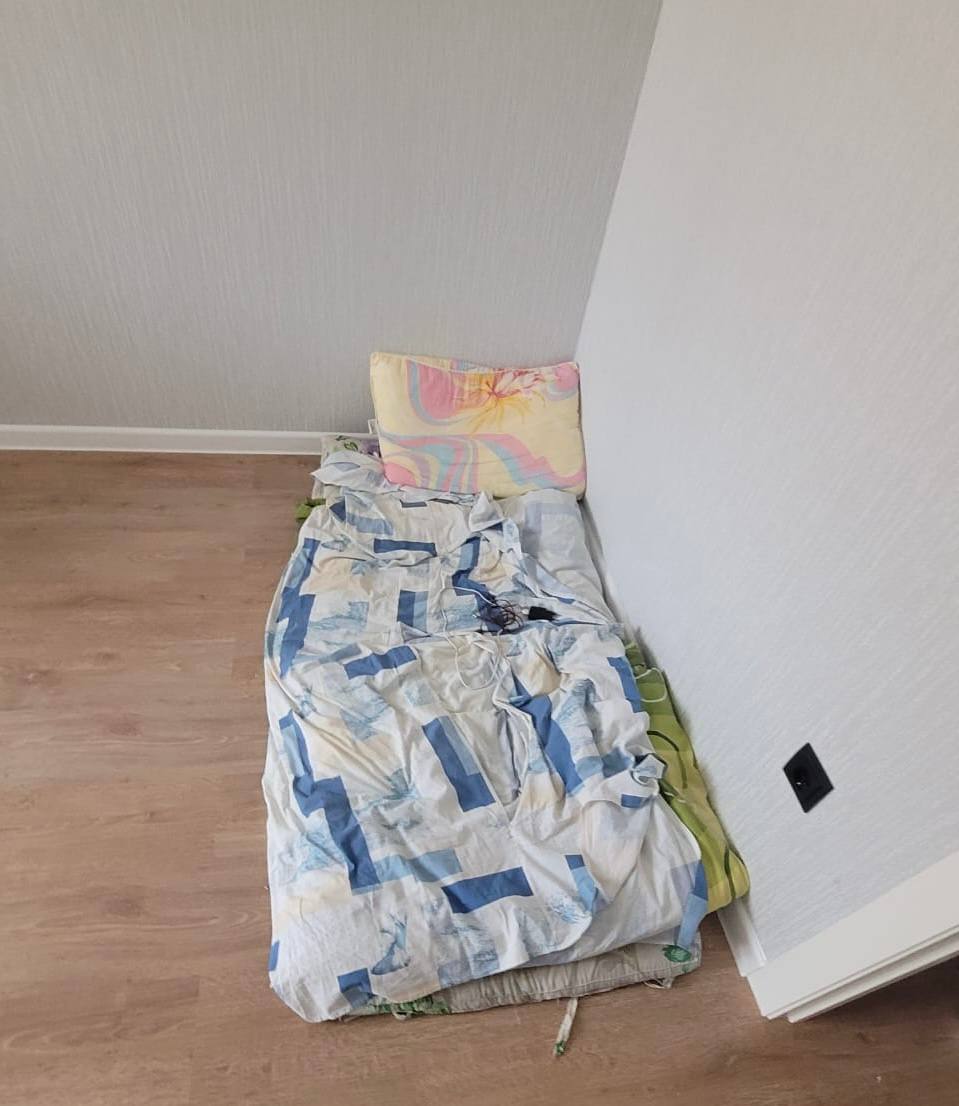 3-х летнюю девочку, которую мать оставляла одну в квартире, изъяли краснодарские полицейские  Жильцы многоквартирного дома на улице Летчика Позднякова сообщили в полицию о том, что малолетняя девочка длительное время остаётся одна в квартире.   Сотрудники ПДН УМВД России по г. Краснодару выяснили, что 3-х летняя девочка была одна без присмотра взрослых несколько дней. 36-летняя мать периодически посещала квартиру, однако большую часть времени девочка была одна. По словам женщины, она оставляла дочь, так как  вынуждена работать на полях.  В  квартире не оказалось готовых продуктов питания, помещение было в беспорядке, а кровать всего одна. Полицейские совместно с сотрудниками органов опеки изъяли ребёнка и поместили в медицинское учреждение.  В настоящее время по данному факту проводится проверка, по результатам которой действиям матери будет дана правовая оценка.   ‍  Пресс-служба Управления МВД России по городу Краснодару   ЧП Краснодара и края