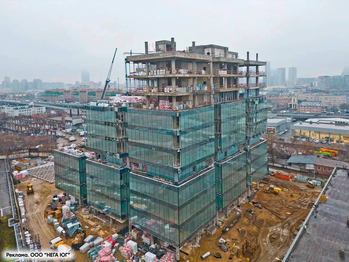 В Москве достраивают каскадный офис с террасами и атриумом В Хорошёвском районе завершается строительство 11 этажного бизнес центра с необычной архитектурой Фасад из 23 стеклянных кубов отсылает к блокчейн технологиям и делает здание узнаваемым Внутри эргономичные и инклюзивные офисы с потолками до 4 5 м атриумом для естественного света подземным паркингом на 126 мест и VIP стоянкой На 5 м и 9 м этажах предусмотрены видовые террасы Общая площадь 18 7 тыс кв м Ввод в эксплуатацию первая половина 2026 года Мегаполис РФ