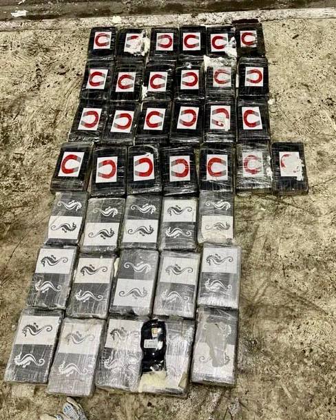 Сотрудники таможни задержали в Петербурге 40 кг кокаина из Латинской Америки Стоимость задержанной партии на чёрном рынке оценивается в 600 млн рублей Товар был спрятан в технологических полостях контейнера который пришёл в Петербург морским путём Контейнер просканировали специальным оборудованием и осмотрели с привлечением служебных собак Внутри обшивки были спрятаны 40 брикетов с порошком и кристаллами белого цвета TodaySPb   Новости GradSPb   Места СПб