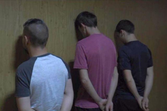 В Ростовской области трое мужчин избили военного штурмана прямо во дворе.  В Морозовске возбудили уголовное дело после нападения на 27-летнего Владислава — штурмана одной из воинских частей.   Всё произошло ещё утром 3 июня возле одного из домов на улице Кирова.   На военного набросились трое незнакомцев, начали пинать и бить кулаками — по голове и туловищу. Личные вещи не тронули, но ушибов хватило — это была не попытка грабежа, а целенаправленная атака.   По камерам и другим данным полицейские накануне выяснили, кто именно напал.   Это трое парней из Новосибирска, двое из них уже сидели — один за кражу, другой за грабёж.   Сейчас с ними разбираются и выясняют мотивы нападения.  Против них завели дело по статье «хулиганство с применением насилия» — по ней могут дать до 7 лет каждому.    Подписаться   Связь с редакцией