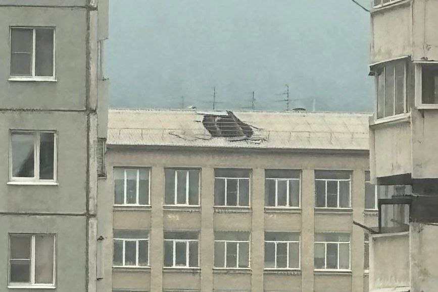 Ураганный ветер оторвал кусок крыши со школы в Чите Ураганный ветер повредил крышу школы №19 на улице Кайдаловской в Чите днём 28 мая. Об этом сообщается в Telegram-канале пресс-секретаря комитета образования города Гэсэра Раднаева. Сейчас оценивается ущерб. Восстановительные работы начнутся в ближайшее время.