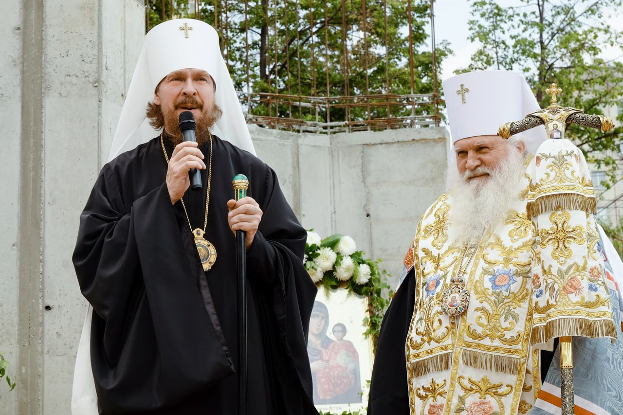 Владыка Викентий и владыка Алексий заложили камень в основание храма в Челябинске 10 июня в Челябинске состоялось знаменательное событие – митрополит Ташкентский и Узбекистанский Викентий и митрополит Челябинский и Миасский Алексий совершили чин закладки камня в основание строящегося храма Иерусалимской иконы Божией Матери. Архипастыри окропили закладной камень святой водой и возлили на него освященный елей, затем заложили его в специальную нишу в плите перекрытия цокольного этажа собора. По завершении молитвенного чина владыка Викентий обратился к прихожанам с приветственными словами. «Дорогие мои, поздравляю вас с торжественным освящением первого камня. Благодать Божия сегодня была преумножена. Мы знаем, что благодать Божия действует тихо. Мы чувствуем особую радость, умиротворение, это и есть действие благодати Божией. Этот храм поможет нам возрастать духовно. Каждого, кто регулярно по воскресным дням приходит на богослужения, сила Божия ограждает от зла», – отметил владыка Викентий.