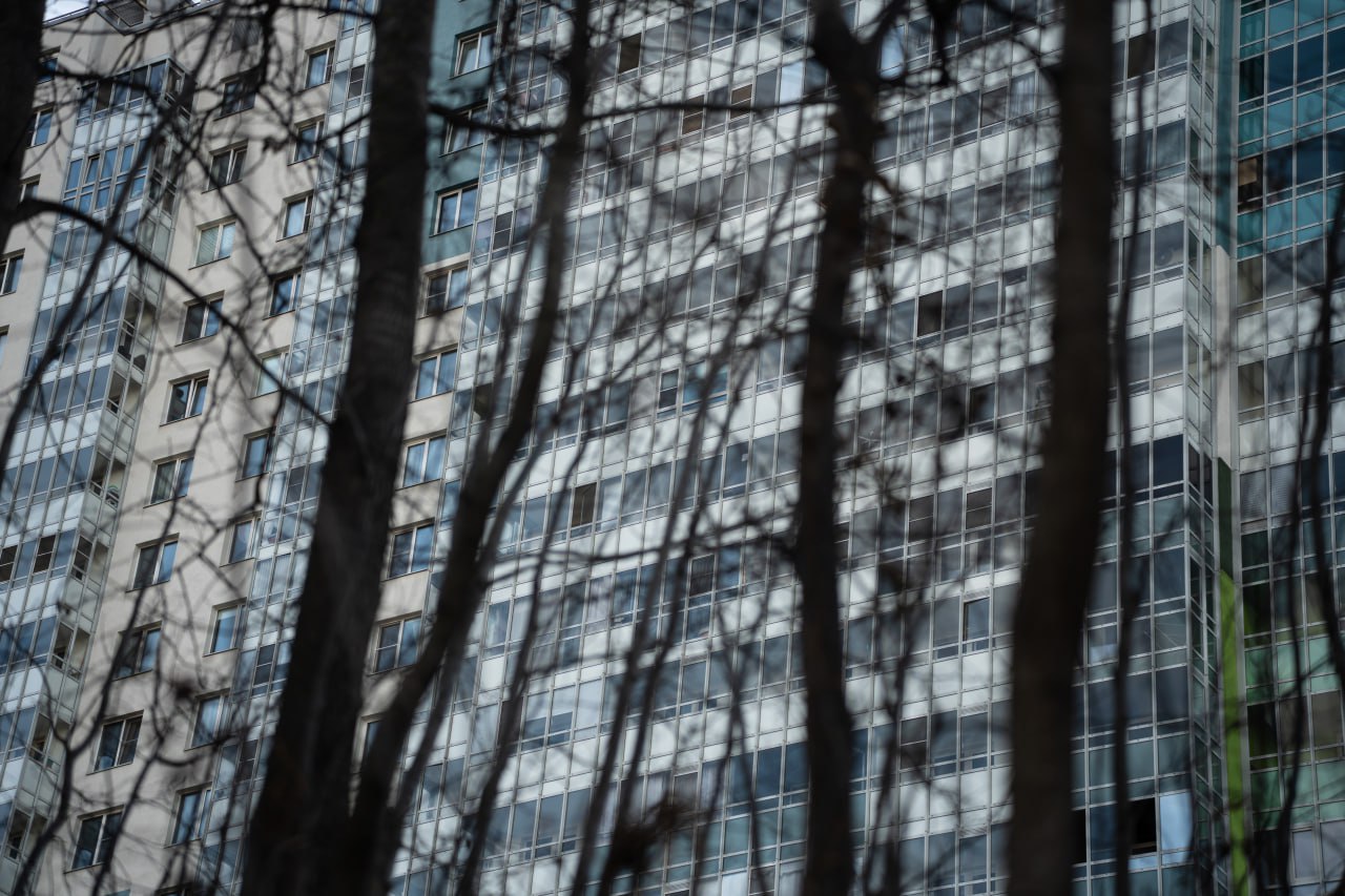 Два законопроекта о реновации хрущевок приняло в первом чтении Заксобрание Петербурга Депутаты одобрили проекты законов о принципах расселения в рамках комплексного развития территорий КРТ и об операторе программы сообщает Фонтанка Границы расселения Согласно законопроекту жителей домов попадающих под КРТ расселят в пределах их муниципального образования и смежных с ним муниципалитетов Жилье в других местах могут предоставить с письменного согласия собственника Попавшие в проект КРТ дома где не прошли собрания собственников не будут автоматически включать в программу Депутаты проголосовали за единогласно Оператор реновации Проект закона даст Смольному право определять оператора программы КРТ Предполагается что будет создан оператор с государственным участием более 50 Новая редакция закона позволит назначать отдельную структуру для каждого конкретного проекта Что думают люди Собственники квартир выступающие против КРТ были недовольны решениями общественного штаба по КРТ включенными в законопроект Участница штаба Татьяна Атанасова сообщала Бумаге что собственники видят опасность фальсификации в том что для включения в программу КРТ достаточно согласия половины собственников Также они опасаются что после укрупнения муниципальных округов людей начнут переселять в десятки километров от прежнего места жительства Они настаивают на отмене закона Контекст Петербургский закон о КРТ был принят в 2022 м и вызвал массовое недовольство горожан после чего его действие было заморожено Со следующего года вступят в силу июньские поправки Госдумы к закону о КРТ предложенные петербургским Заксом В сентябре спикер Заксобрания Александр Бельский заявил что в новом году мораторий на КРТ продлевать не будут Фото Бумага Подписывайтесь на Бумагу и предлагайте новости