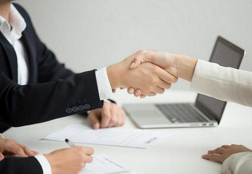 Резидентов особой IT зоны в Каракалпакстане освободят от налогов и таможенных сборов Как сообщил представитель Администрации президента Узбекистана Хикматилла Убайдуллаев иностранные компании инвестирующие от 100 млн в проекты в сфере искусственного интеллекта и дата центров до 2040 года будут освобождены от уплаты НДС налогов на прибыль имущество и землю Для них установят тариф на электроэнергию 0 05 за кВт ч а при вложении не менее 25 собственных средств государство обеспечит строительство внешней инфраструктуры дорог электросетей водо и газоснабжения и оптоволоконных линий Подробнее на нашем сайте Актуальные новости из Центральной Азии fergananews