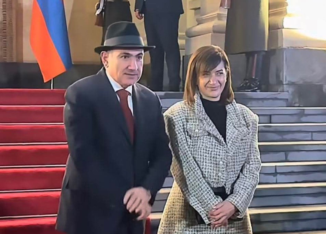 Пашинян женился Супруга премьер министра Армении Никола Пашиняна Анна Акопян сообщила что история с их гражданским браком завершена брак зарегистрирован в ЗАГСе отмечают СМИ Она призвала проявлять сдержанность и корректность при обсуждении этой темы Прислать новость   Подпишись на нас в соцсетях Подпишись на BT News