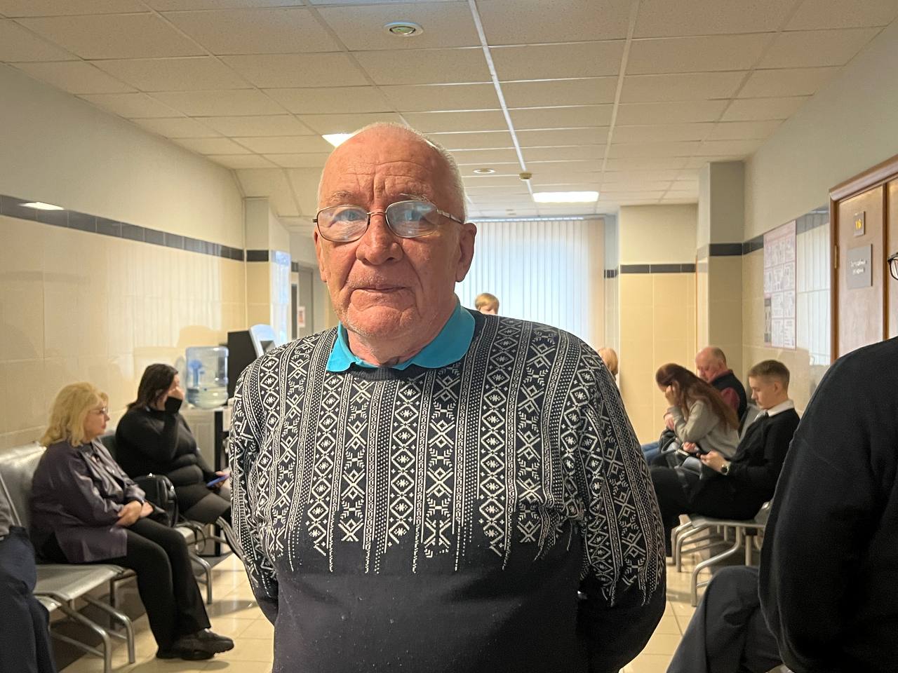 В Екатеринбурге приговорили к принудительному лечению левого активиста Андрея Фогеля 65 летнего участника движения За новый социализм отправили на принудительное лечение в учреждение оказывающее психиатрическую помощь Центральный окружной военный суд Екатеринбурга признал его виновным в попытке создать террористическую организацию ст 205 4 УК РФ По версии следствия Фогель собирался организовать нападения на топ менеджеров Уралвагонзавода и привлечь росгвардейцев к партизанской войне Сам он утверждает что дело сфабриковано а инициатором провокации был ключевой свидетель Павел Сергиеня который передавал разговоры ФСБ В январе прошлого года Сергиеня и их товарищ Верезубов пришли домой к пенсионеру якобы чтобы посмотреть видео с поджогом автомобиля топ менеджера Уралвагонзавода Как только гости вышли от Фогеля забыв черный пакет к активисту пришли силовики нашедшие в пакете коктейли Молотова В последнем слове Фогель подчеркнул уверенность в собственной невиновости Нужно было выбрать крайнего и выбрали меня Даром что я одинокий пенсионер и старик это никого не волновало У меня нет умысла и нет амбиции в отношении захвата власти Фогель вину не признал Он также не считает необходимым какое либо принудительное лечение так как уже принимает комплекс медикаментозной терапии в домашних условиях It s My City