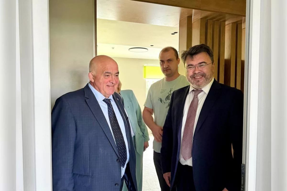 Губернатор Костромской области Сергей Ситников побывал с рабочим визитом в поликлинике поселка городского типа Красное-на-Волге. В учреждении здравоохранения выполнен капитальный ремонт – эта работа стала совместным проектом администрации региона и ювелирного холдинга SOKOLOV. В отделении детской поликлиники заменили проводку, инженерные сети и сантехнику, оштукатурили стены и потолок, переложили полы и вставили новые окна. Также обустроена комната матери и ребенка, в которой можно покормить и переодеть малышей. Отметим, что на сегодня детская поликлиника обслуживает порядка 4 тысяч пациентов.