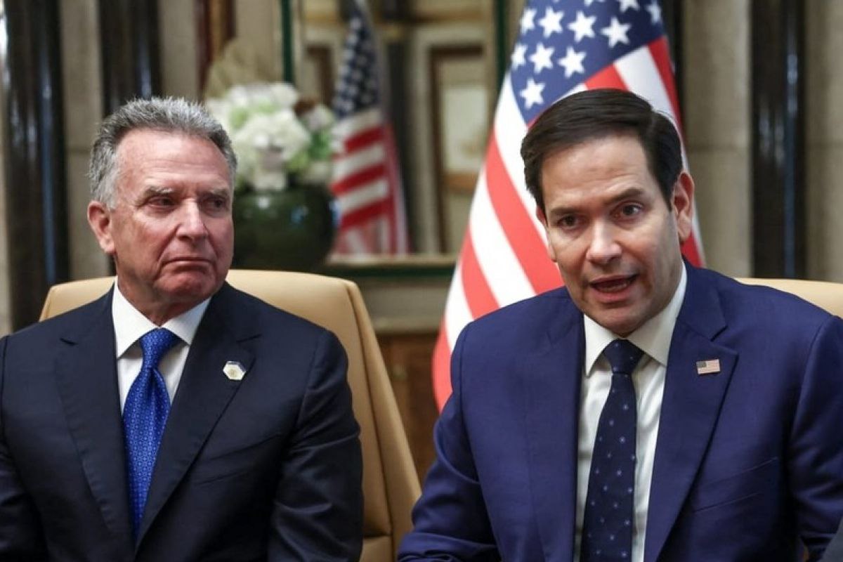 Спецпредставитель президента США Стив Уиткофф и госсекретарь Марко Рубио стали соперниками за роль ведущего переговорщика от США по урегулированию российско украинского конфликта сообщает NBC со ссылкой на источники Телеканал приводит в пример несколько случаев когда Уиткофф действовал во внешней политике без ведома главы Госдепартамента К примеру Рубио должен был принять участие в переговорах с Украиной в Швейцарии но Уиткофф выехал туда раньше что собеседники NBC расценили как попытку вести диалог с Киевом без госсекретаря Однако Рубио успел добраться до Женевы и не позволил провести переговоры без него отметили источники В конце ноября спустя несколько дней после переговоров в Женеве Уиткофф организовал встречу с украинскими чиновниками во Флориде По сведениям NBC Рубио не был в курсе о планах Уиткоффа и узнал о планируемой встрече только из вопросов которые ему задал Киев Совершенно очевидно что Рубио отстранили от этого дела Именно он должен всем этим руководить пояснил собеседник телеканала