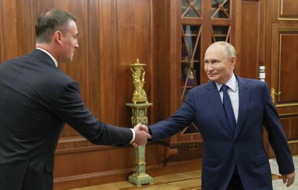 Владимир Путин встретился с вице премьером Дмитрием Патрушевым в Кремле Его доклад главе государства ранее сегодня анонсировал пресс секретарь президента Дмитрий Песков В ходе беседы заместитель председателя правительства подчеркнул что значительных скачков цен на продукты не фиксируется поскольку российский рынок полноценно обеспечен продукцией АПК Патрушев также заявил что урожайность зерновых культур в 2025 году на 10 больше чем в 2024 м Прогноз по урожаю в 135 млн тонн сохраняется Президент при этом сообщил что удовлетворён результатами работы по восстановлению лесов в рамках проекта Экологическое благополучие Подпишись на Говорит Москва