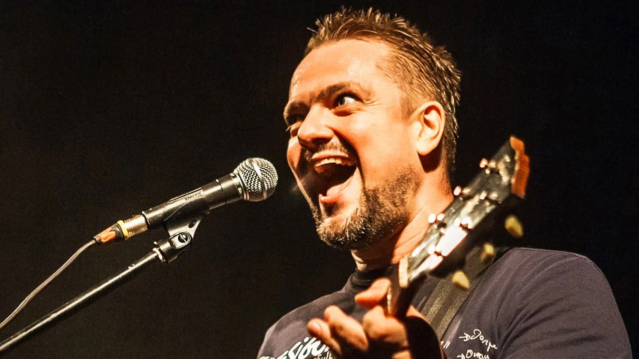 Телеведущий и музыкант Александр Пушной на слете Мастерской новых медиа в Сенеже предрек скорый крах инвестиционного пузыря вокруг искусственного интеллекта По мнению шоумена в 2026 году рынок ждет отрезвление так как вкладчики поймут что гигантские бюджеты на ИИ не окупаются Однако главной проблемой медиапространства по его мнению остается не столько экономика сколько полная девальвация авторства В частности то что из за доступности технологий и ежедневного потока из миллионов сгенерированных треков выпуск контента перестал считаться достижением Сегодня для этого записи альбома прим ред не нужно ничего кроме компьютера Настолько упала планка события выпуска альбома что если ты выпускаешь альбом как вот я придумал например себе аналогию это в мое время сказать я вчера купил картошку отмечает Пушной mediastanciacom