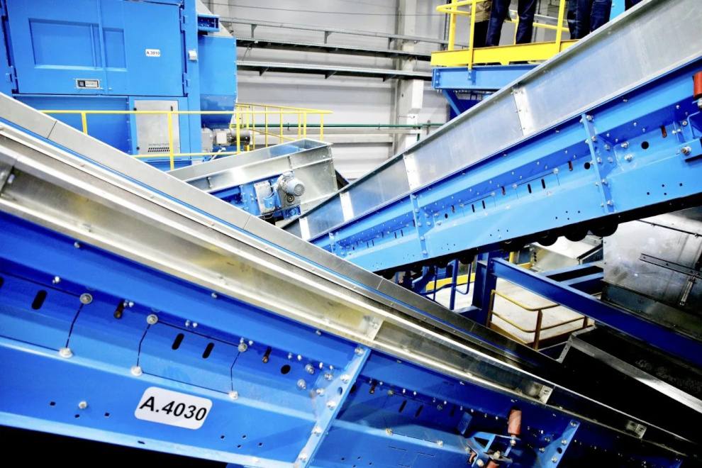 Комплекс по переработке отходов Островский запустят в начале 2026 года сообщил вице губернатор города Алексей Корабельников Комплекс расположенный в Ленобласти готов На заводе завершены строительно монтажные работы КПО позволяет обеспечить на одной площадке все стадии переработки отходов от сортировки до утилизации Мощность объекта составляет 600 тыс тонн в год по утилизации 360 тыс тонн в год На предприятии создадут более тысячи рабочих мест в их числе операторы технологических линий инженеры экологи механики К 2030 году город должен выйти на 100 обработки твёрдых коммунальных отходов Пресс служба Смольного Подписаться на ДП в Telegram MAX