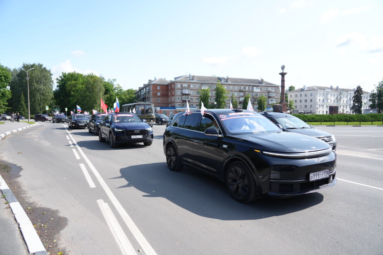 В Пскове, городе воинской славы, у памятника «Неизвестному солдату» на аллее Героев почтили память погибших и возложили цветы. Это часть автопробега «Дорогами Победы», посвящённого 80-летию Победы в Великой Отечественной войне. Маршрут проходит через Санкт-Петербург – Гатчина – Псков – Смоленск – Минск – Брест – Остров – Санкт-Петербург. К колонне присоединяются делегации городов-героев Волгограда, Севастополя и Москвы. #ДорогамиПобеды #Псков #Память #ВеликаяПобеда #ВладимирНосов #ДепутатЗакс #КалининскийРайон #ЕдинаяРоссия #ЕР78
