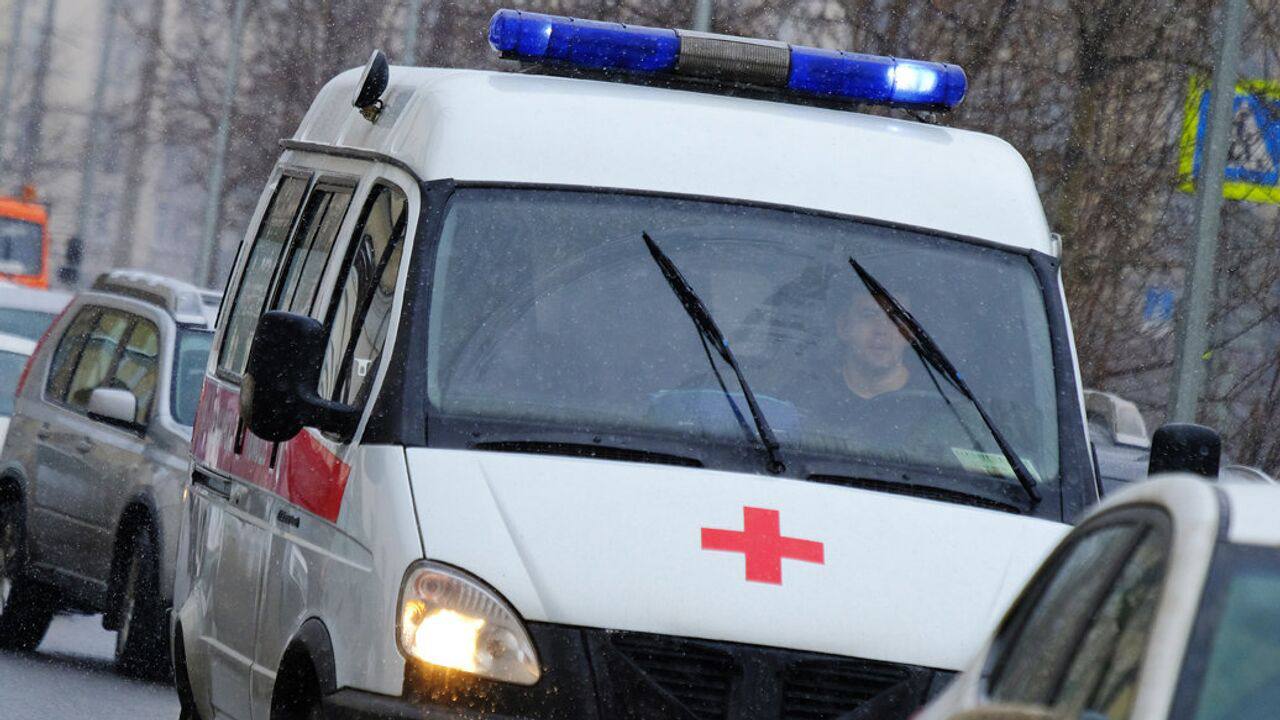 Ребенок упал с арт-объекта в парке "Остров мечты" в Москве. Мальчик 10 лет взобрался на арт-объект "Вулкан", куда в соответствии с правилами посещения парка доступ посетителей запрещен, сообщили в пресс-службе парка. Там подчеркнули, что несовершеннолетние посетители должны находиться на территории парка развлечений в сопровождении взрослых. Мальчика сначала доставили в медицинский пункт парка, а затем передали бригаде скорой медицинской помощи. Относительно травм от медиков информации не поступало. В связи с инцидентом в "Острове мечты" проводится служебное расследование. Фото и информация: РИА Новости