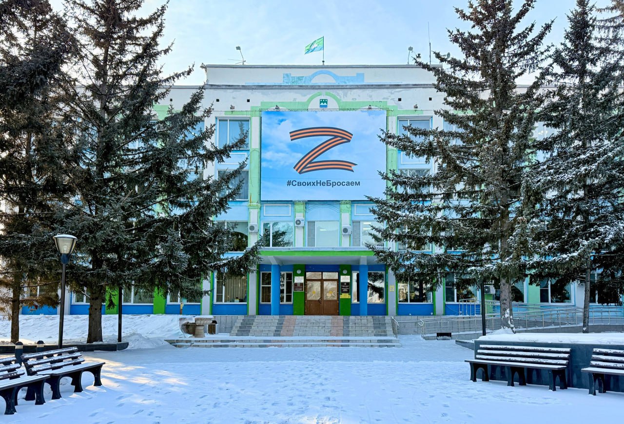 18 декабря в Белогорске состоится 49 е очередное заседание горсовета Онлайн трансляция работы органов местного самоуправления уже запущена в официальном ВК сообществе администрации города На повестке дня 17 вопросов Депутатам предстоит утвердить городской бюджет на 2026 год и плановый период 2027 и 2028 годов утвердить порядок проведения отчета главы Белогорска и депутата горсовета рассмотреть вопрос о перечне имущества предлагаемого к безвозмездной передаче из собственности города в собственность Амурского областного союза женщин Предстоит внести изменения в положения о порядке сдачи в аренду муниципального недвижимого имущества о пенсионном обеспечении муниципальных служащих а также внести изменения в положения касающиеся четырех видов муниципального контроля Рассмотрят также депутаты положение о территориальном общественном самоуправлении и порядок организации и проведения публичных слушаний по вопросам местного значения Начало горсовета в 9 00