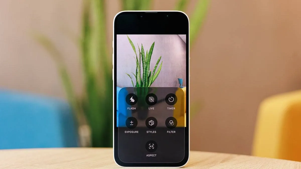 Приложение камеры в iOS 27 станет полностью настраиваемым пользователи смогут выбирать наборы инструментов для каждого режима съёмки узнало Bloomberg Также добавят функции Apple Visual Intelligence для перевода речи и распознавания объектов vc ru apple 2922908