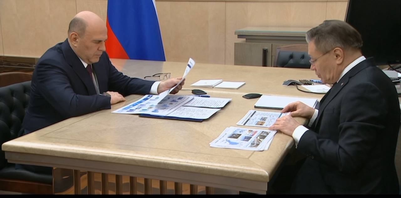 Лихачев рассказал Мишустину о результатах работы Росатома в 2025 году и о планах корпорации на ближайшее время Все цели по гос заданиям и по планам в 2025 году выполнены несмотря на общие негативные явления в мировой экономике Выполнение ядерного и неядерного гособоронзаказа фиксируется на уровне 100 Почти на 20 увеличился портфель заказов пр продуктам технологического суверенитета Несмотря на внешнее давление Росатом превысил плановые показатели и по зарубежной выручке и по портфелю зарубежных заказов За последние 5 лет выручка в открытой части в целом выросла более чем в 2 6 раза в 5 6 раза выручка по новым продуктам в 2 2 раза рост зарубежной выручки Цель до 2042 построить 38 новых энергоблоков общей установленной мощностью почти 30 ГВт Семь новых регионов появится в числе областей обладающих атомной энергетикой Зарубежные партнеры выражают огромный интерес к малым атомным электростанциям Работа по всем зарубежным проекты идет по плану За 7 лет была создана полная отрасль 3D печати Почти все технологии включая технологии порошков как титановых так и из нержавстали освоены