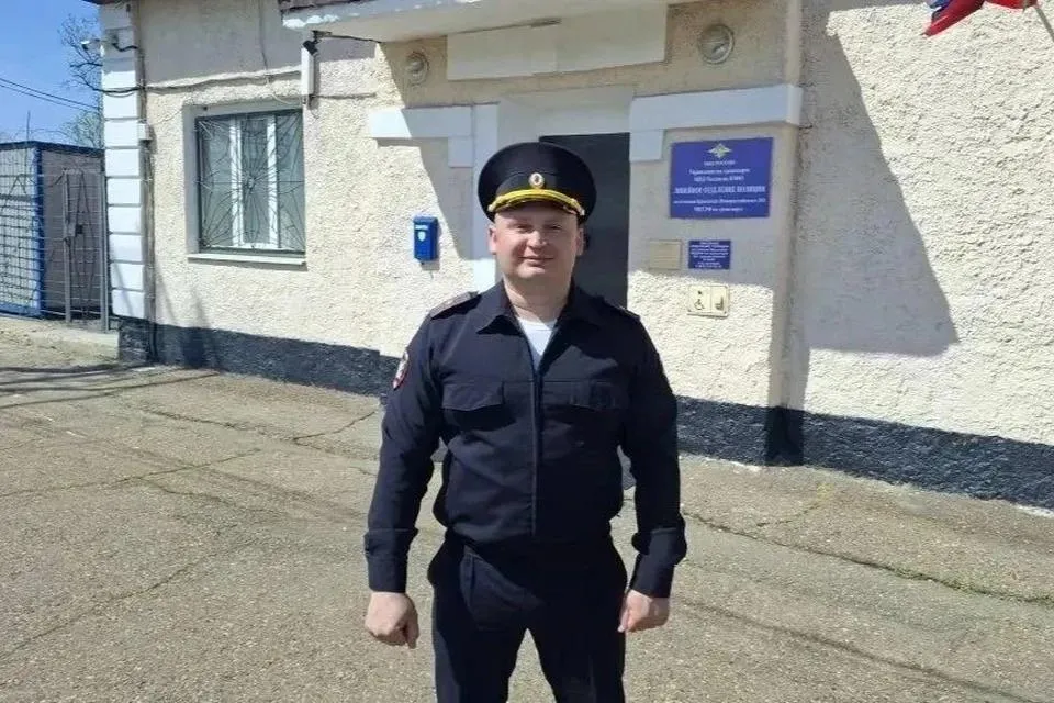 В Крымске майор полиции Евгений Мороз вынес из огня 75 летнего пенсионера Не дожидаясь пожарных полицейский накрыл лицо мокрым полотенцем и вошел в задымленный дом Он нашел мужчину в одной из комнат уже без сознания и успел вытащить его на воздух до приезда скорой Сейчас жизнь пострадавшего вне опасности он находится под присмотром врачей Подписаться на kpkuban Читать нас в MAX