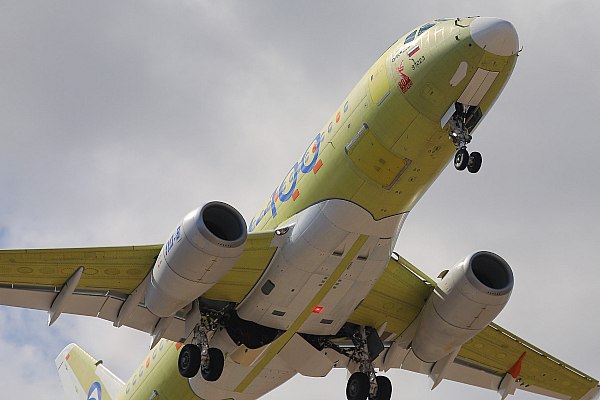 Опытные двигатели ПД 8 для Superjet наработали свыше 4000 часов в ходе испытаний Новейший авиационный двигатель ПД 8 разработки и производства Объединенной двигателестроительной корпорации входит в Ростех наработал более четырех тысяч часов Опытные образцы силовой установки в рамках сертификации проходят стендовые испытания а также летные в составе летающей лаборатории и двух самолетов Superjet 100 Об этом сообщает AVIA RU Как напоминают в ОДК двухконтурный турбовентиляторный двигатель ПД 8 создан на рыбинском предприятии ОДК Сатурн входит в ОДК с применением передовых технологий и новейших отечественных материалов Силовая установка тягой 8 тонн предназначена для ближнемагистральных самолетов Superjet 100 и самолетов амфибий Бе 200 производства Объединенной авиастроительной корпорации Ростеха aviaru net n289627