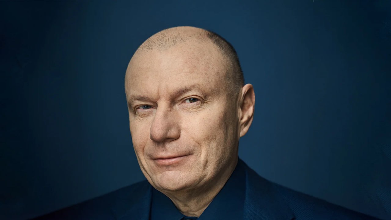 Миллиардер Владимир Потанин подал в Арбитражный суд г Москвы иск к бывшей супруге Наталии Иск был направлен в суд 18 февраля Содержание искового заявления не раскрывается СМИ сообщают что бизнесмен просит суд запретить бывшей жене продолжать судебное разбирательство с ним в Высоком суде Лондона Forbes оценивает состояние Потанина в 24 2 млрд и ставит на пятое место в рейтинге богатейших россиян Ранее мы писали что Наталия Потанина добивается финансового обеспечения после развода который был в 2014 году Ее требования включают выплату половины от стоимости конечной бенефициарной доли Потанина в акциях Норникеля выяснил Reuters и указывает что стоимость доли в 37 приписываемой Потанину составляет примерно 9 млрд В сентябре 2025 года Апелляционный суд Англии разрешил Наталии Потаниной продолжить процесс по разделу имущества с российским олигархом Владимиром Потаниным Её иск может превратиться в одно из крупнейших бракоразводных дел в истории страны Читать карточку дела Анонимный Молотников Читайте нас в MAX