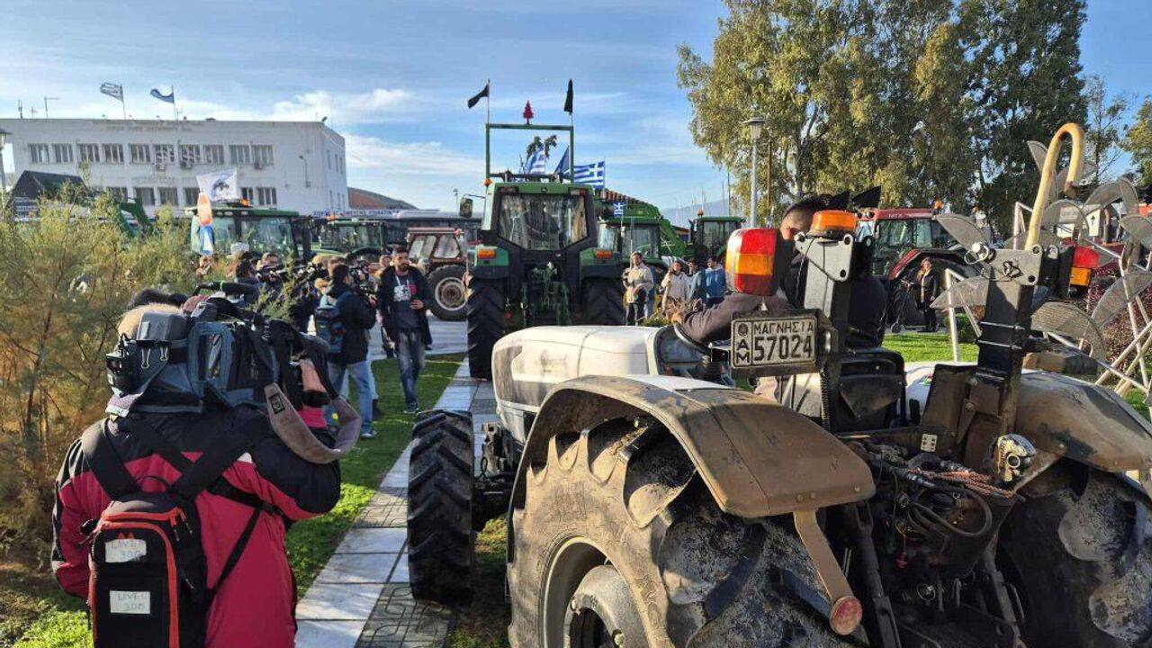 а как у них В Греции продолжаются масштабные протесты на этот раз оказался в центре внимания один из крупнейших портов страны Волос Фермеры вместе с рыбаками устроили блокаду и с суши и с моря Торговый порт Волоса с утра находится в удушающем окружении его окружили с моря и суши сообщает греческий телеканал ERT Фермеры перегородили подъезды к порту десятками тракторов а рыбаки поддерживая акцию солидарности перекрыли гавань своими лодками У ворот находятся значительные силы полиции Протестующие требуют срочного возобновления сельскохозяйственных субсидий приостановленных после коррупционного скандала а также компенсаций за убытки связанные с эпидемией оспы овец Акция была запланирована заранее фермеры из региона Фессалия должны были блокировать подъезды к порту а рыбаки организовать морскую блокаду Местные власти выдвинули ультиматум если протесты не прекратятся полиция начнёт задержания по распоряжению прокуратуры По информации СМИ в порту должна была состояться разгрузка около 120 грузовиков с пшеницей предназначенной для экспорта что делает блокаду особенно чувствительной для торговых компаний После нескольких часов противостояния часть фермеров начала отводить тракторы от ворот однако протесты продолжаются одни остаются у порта другие усиливают блокировки автотрасс по всей Фессалии Текущее обострение стало продолжением протестной кампании начавшейся ещё 30 ноября Фермеры и животноводы заявляют что заморозка выплат и рост издержек делает производство нерентабельным а без государственной поддержки многим хозяйствам может грозить разорение