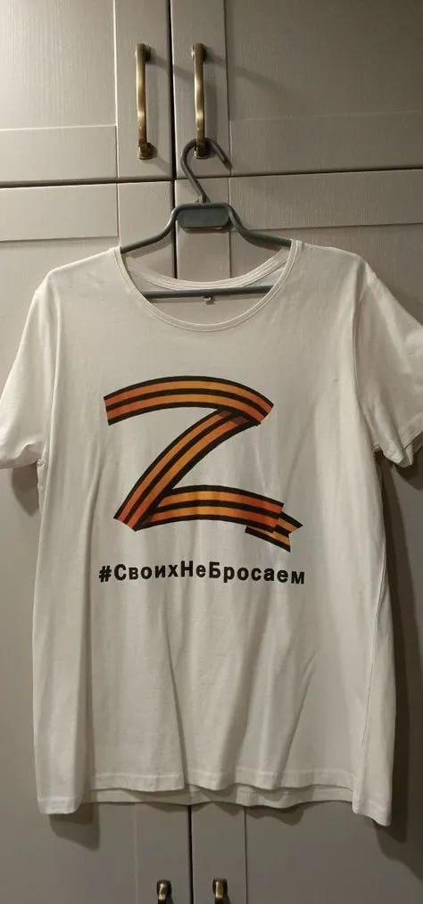 Матери погибшего на «СВО» лейтенанта из Воронежа прислали «посылку поддержки» Жительнице Воронежа, чей сын — лейтенант Владимир Дегтёрев — погиб в зоне «СВО», после обращения в военкомат прислали «посылку сочувствия и поддержки», сообщил «Ворнадзор». Внутри оказались футболка и несколько флажков. Другой помощи, по её словам, предоставлено не было. На повторный запрос в военкомате женщине сообщили, что «с деньгами будет задержка — возможно, ещё на год». Мать погибшего отмечает, что дело не только в деньгах: «Потеря сына — это уже удар, но особенно тяжело, когда за этим не следует никакой поддержки. Только символические жесты, которые воспринимаются как формальность». Подписаться Помочь RusNews