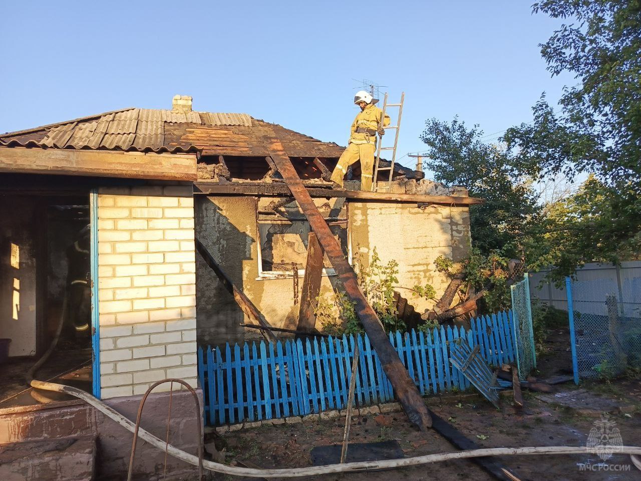 Спасатели МЧС России оперативно ликвидировали пожар в Марковском районе  В службу 101 Марковского муниципального округа поступил вызов о загорании на частном подворье в селе Сычанское по улице Садовая.    К месту пожара были направлены подразделения 55-й пожарно-спасательной части.  По прибытии наблюдалось открытое горение пристройки к жилому дому.   ‍  В работу включилось звено газодымозащитной службы. В ходе разведки установлено, что пострадавших на месте пожара нет.   Спасатели обесточили дом и оперативно ликвидировали пожар.   Огнем уничтожена крыша пристройки на площади 16 квадратов и бытовая техника на 3-х квадратах.    ‍ На месте работали 8 сотрудников МЧС и 2 АЦ.     Как установили органы дознания МЧС России причина пожара - короткое замыкание электропроводки.     Чат:    ИзвестияЛДНР