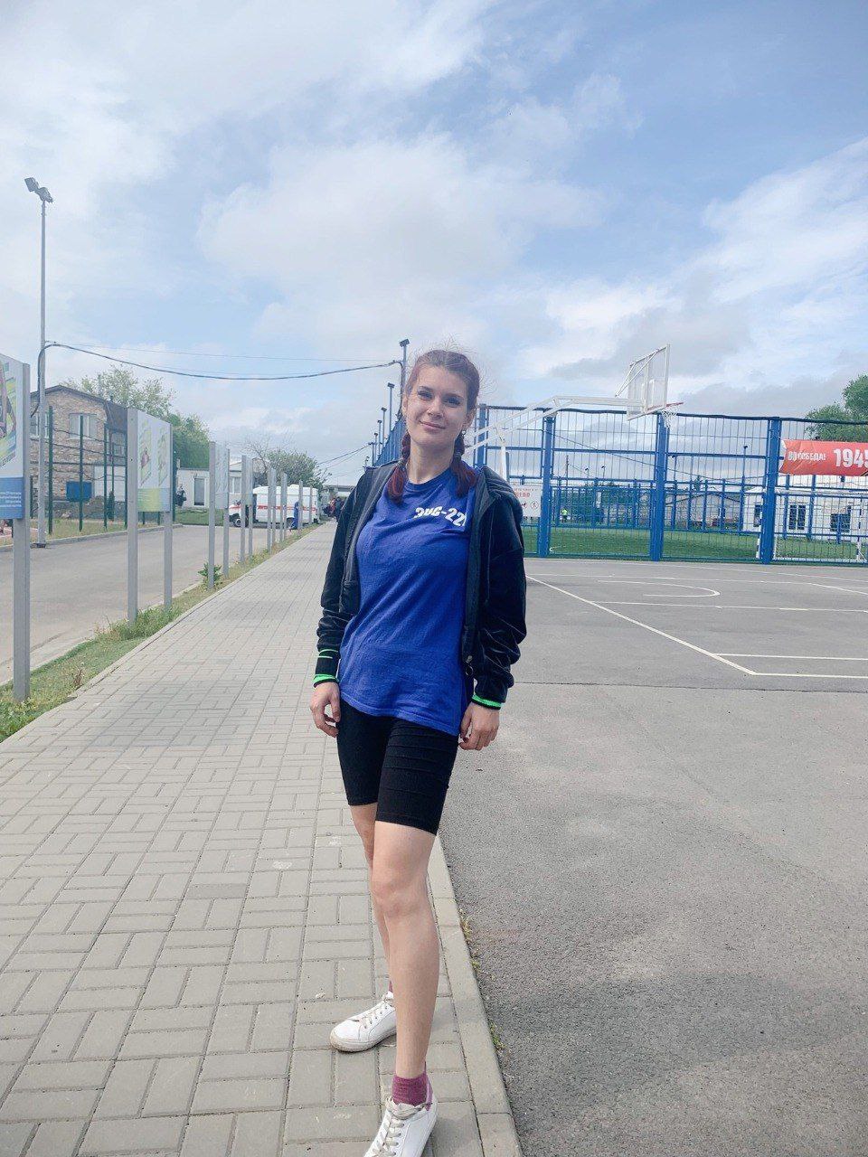 Жительница Новочеркасска помогла пожарным спасти из огня ребенка. 19-летняя Милана Бондарева учится на спасателя в Новочеркасском колледже промышленных технологий и управления. 16 апреля по дороге домой она заметила дым из окна квартиры. Милана побежала на пятый этаж, чтобы освободить пятерых жильцов, среди которых было четверо детей, но дверь оказалась заперта. Вскоре приехали пожарные, которые отдали ей последнего ребенка, находившегося в квартире. Милана вынесла его на улицу, а затем оказывала всем освобожденным жильцам психологическую помощь. Дети сейчас здоровы. «О награждении я узнала, когда меня вызвали в колледж. Но считаю, что на моем месте так сделал бы каждый», — рассказала Милана «Молоту». Она с детства мечтала стать спасателем, и родители поддержали ее выбор. За смелость и решительность глава администрации Новочеркасска Юрий Лысенко и депутат Госдумы Виктория Абрамченко вручили девушке благодарственное письмо и памятный подарок. Автор: Надежда Айрумова