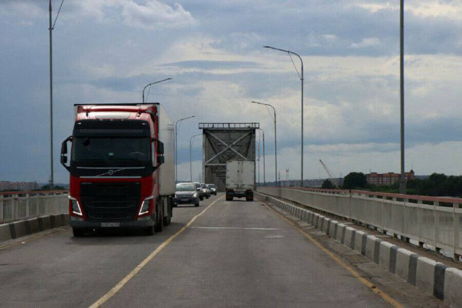 В Благовещенске на старом мосту через Зею временно запрещено движение грузовиков массой больше 25 тонн Это связано с тем что диагностика выявила значительное ухудшение его состояния из за постоянного увеличения грузоперевозок и роста нагрузки сообщили в правительстве области После передачи объекта Амурупрадору в 2022 году на мосту регулярно проводят сезонный и профилактический ремонт Ранее сооружение которое построили более 40 лет назад почти не ремонтировали Сейчас привести его в нормативное состояние не закрывая объект невозможно Ограничение временное Оно продлится до тех пор пока на мосту не проведут запланированный ремонт и не приведут его в норму Водителям легковых автомобилей власти настоятельно рекомендуют выбирать для движения новый Зейский мост Это поможет разгрузить старый для большегрузов и дорожных работ Для большегрузов массой свыше 25 тонн открыты федеральная трасса Амур и дорога Благовещенск Свободный Эту информацию необходимо учитывать при планировании грузоперевозок На подъезде к Благовещенску будет организована перегрузочная площадка