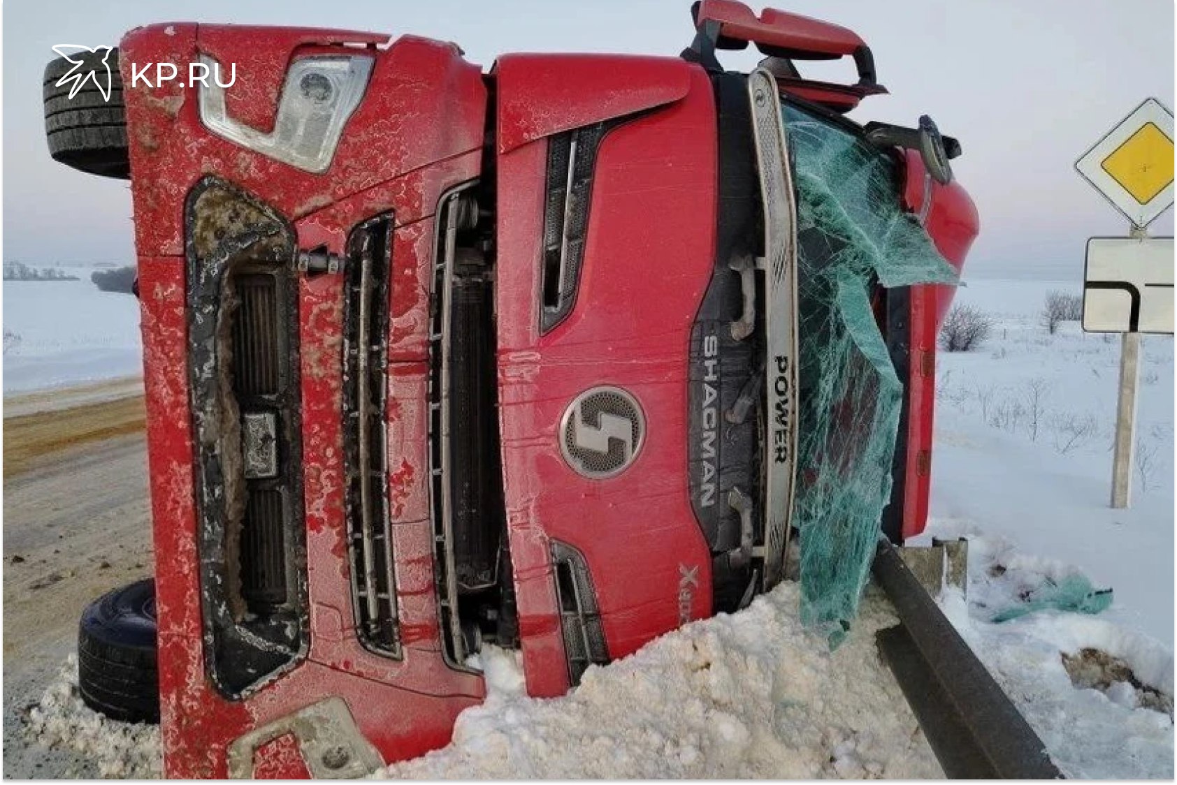 На трассе под Воронежем перевернувшийся большегруз врезался в бордюр На воронежской дороге пострадал водитель перевернувшейся фуры Автоинспекторы выясняют обстоятельства ДТП с большегрузом которое произошло в Грибановском районе Воронежской области днем 3 февраля Около 15 15 на 30 м километре автодороги Курск Борисоглебск Грибановский Посевкино по предварительным данным дорожной полиции 40 летний водитель автомобиля Шакман не справился с управлением Грузовик перевернулся и врезался в бордюрное ограждение Водитель получил травмы его доставили в больницу