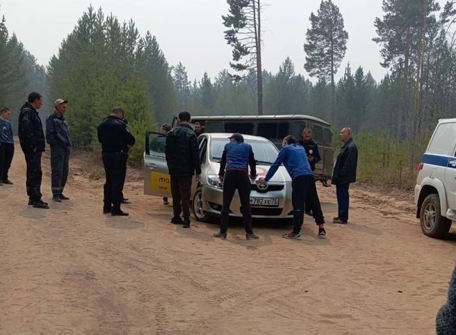 Подозрительную компанию задержали в Смоленке. Местные жители поймали четверых мужчин возле СНТ «Ручейки». Люди замечали, что на машине с наклейками такси они ездили в лес в сторону лесных пожаров. Двое из задержанных сбежали. На место приехала полиция. В чатах стали писать, что задержанные делали «закладки» наркотиков в лесу. Подтверждения этому, как и версии, что они поджигали лес, пока нет. Получить комментарий УМВД пока не удалось. Фото из чата «Добровольцы Смоленки» Подписаться
